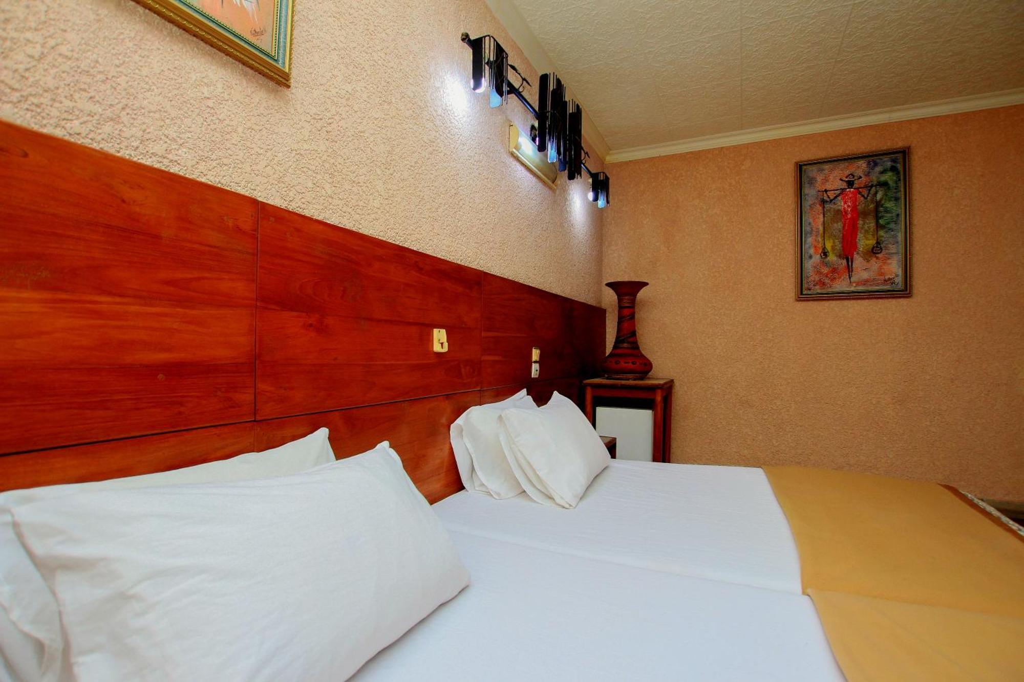 Hotel Le Prince Котону Екстер'єр фото